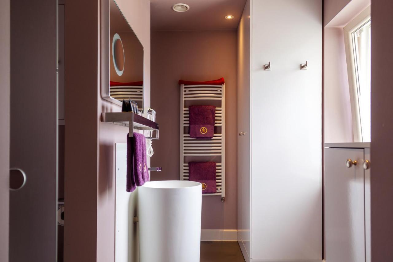 B&B Saint-Georges -Located In The City Centre Of Bruges- Exteriér fotografie A heated towel rail
