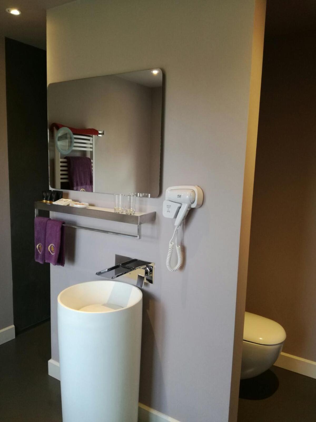 B&B Saint-Georges -Located In The City Centre Of Bruges- Exteriér fotografie A hair dryer mounted on a wall