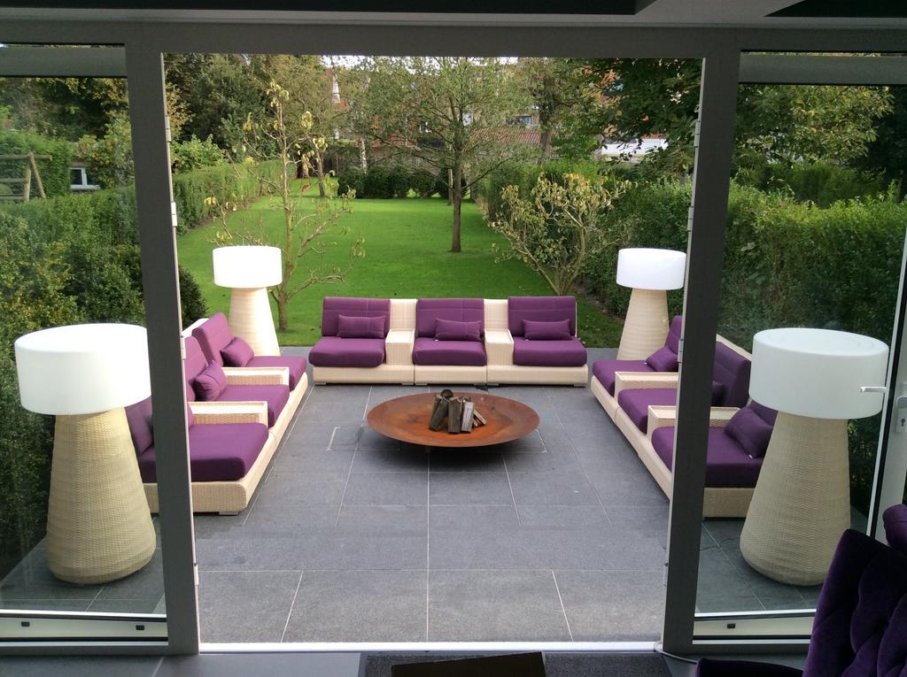 B&B Saint-Georges -Located In The City Centre Of Bruges- Exteriér fotografie A patio with a garden furniture set