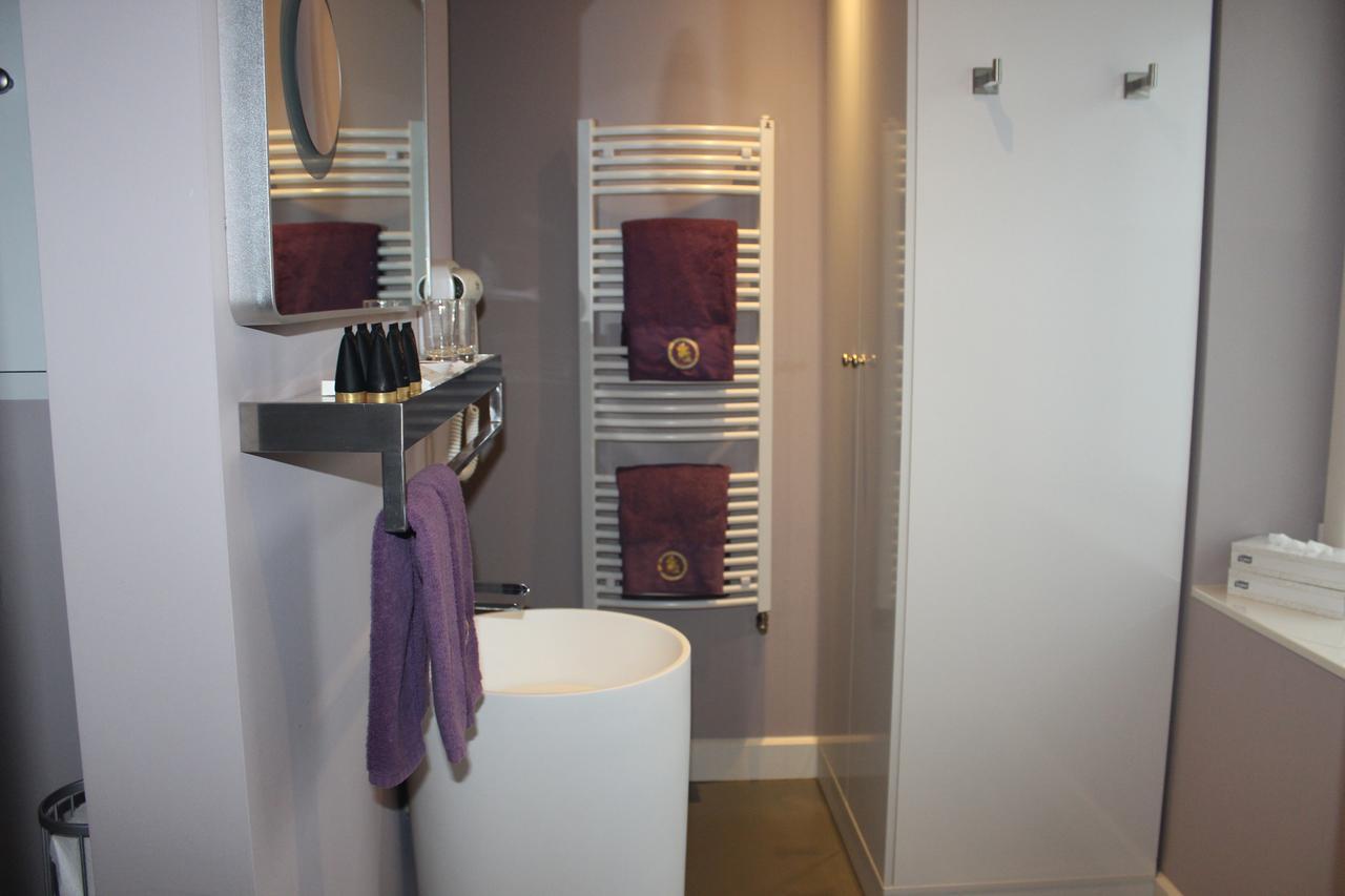 B&B Saint-Georges -Located In The City Centre Of Bruges- Exteriér fotografie A heated towel rail