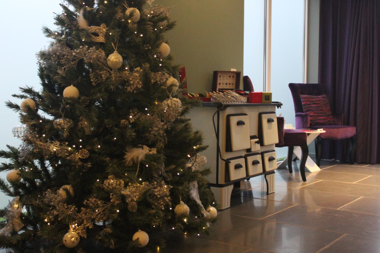 B&B Saint-Georges -Located In The City Centre Of Bruges- Exteriér fotografie Christmas tree at the reception desk of the hotel